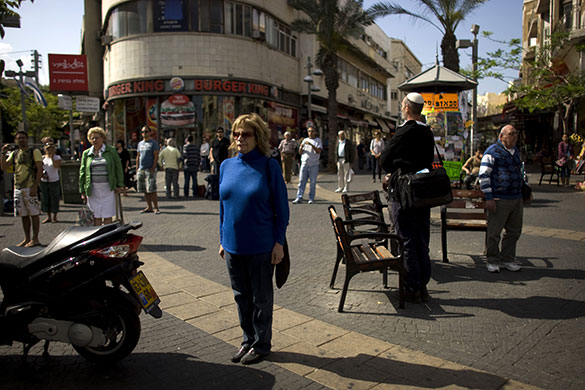 24 hours in pictures: two-minute silence in memory of Holocaust victims in Israel