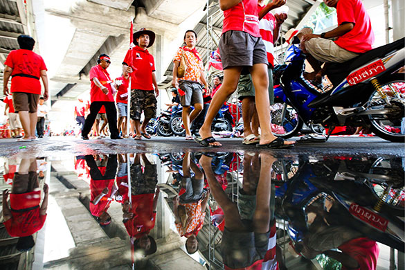 24 hours in pictures: Bangkok, Thailand: Anti-government protesters walk towards a rally site