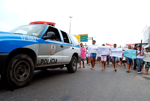 Te Vejo Maré: The demonstration with placards calling for peace