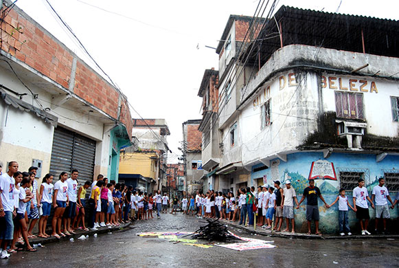 Te Vejo Maré: When the residents reached the end of their march they joined hands