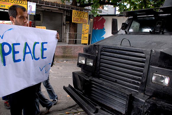 Te Vejo Maré: A man confronts the large, heavily armoured police car