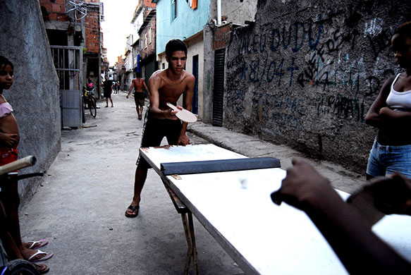 Te Vejo Maré: Young people playing table tennis on an improvised table