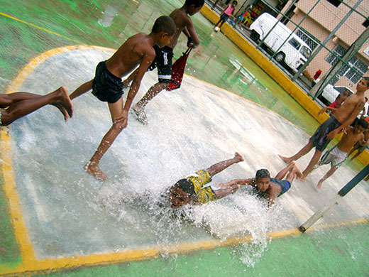 Te Vejo Maré: After a heavy rainfall, the children enjoy waterslides