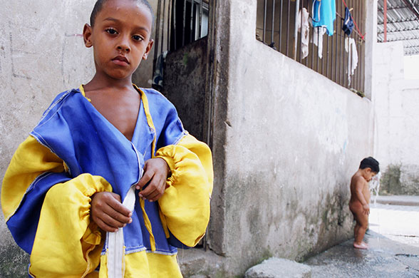 Te Vejo Maré: During Carnival, the children of Maré often take to the streets to play