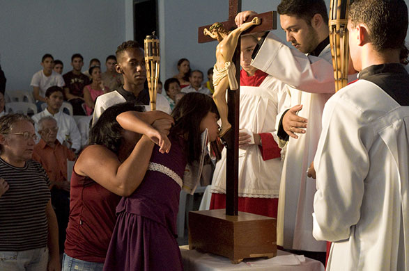 Te Vejo Maré: A young girl is helped to the altar at a Corpus Christi mass