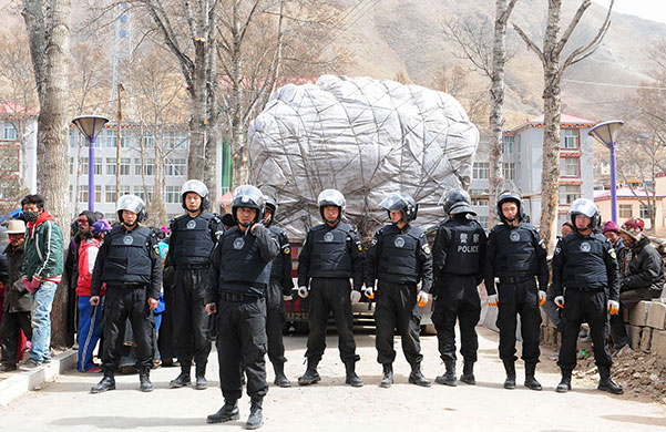 china earthquake: Riot police guard supplies in Jiegu
