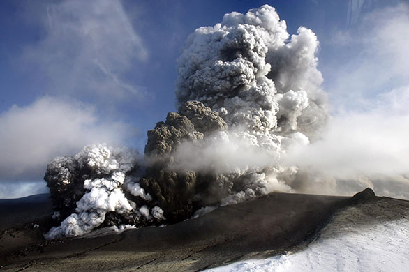 Volcano in Iceland: The volcano in southern Iceland's Eyjafjallajokull glacier 