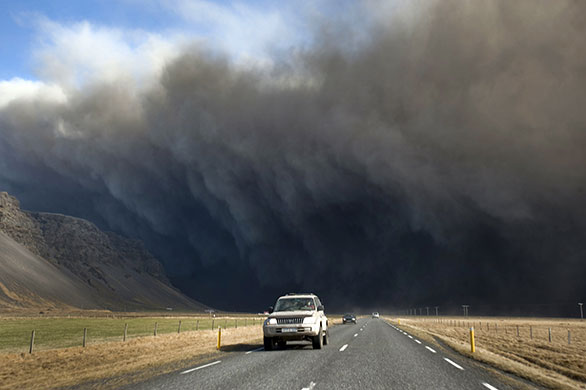 Volcano in Iceland: Motorists drive on a road as the Eyjafjallajokull volcano