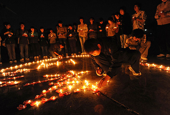 China earthquake: Students gather for a candlelight vigil in Hefei