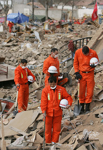 china quake mourning: Yushu: Rescuers observe the silence for victims at the site of the quake 