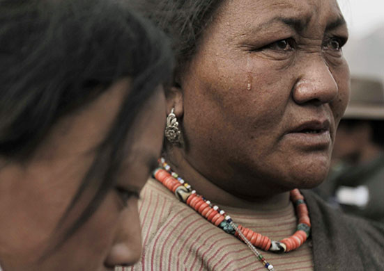 china quake mourning: Jiegu: An ethnic Tibetan woman cries