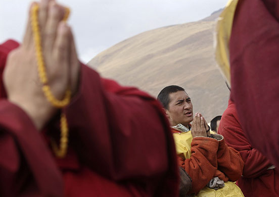 china quake mourning: Tibetan monks pray during the mourning for victims in Yushu County