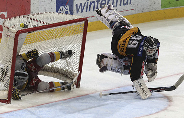 24sport: Servette's Conz ends up in the net during their 3-2 victory over SC Bern