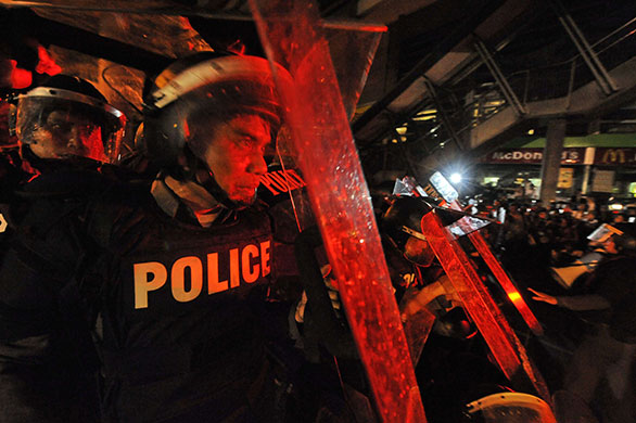 24 hours in pictures: Bangkok, Thaliand: Riot police shield themselves 