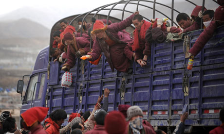 结古：藏族僧侣在救援卡车上