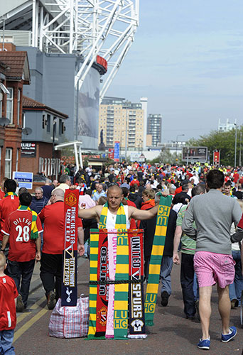 United v Spurs: Scarf seller outside Old Trafford
