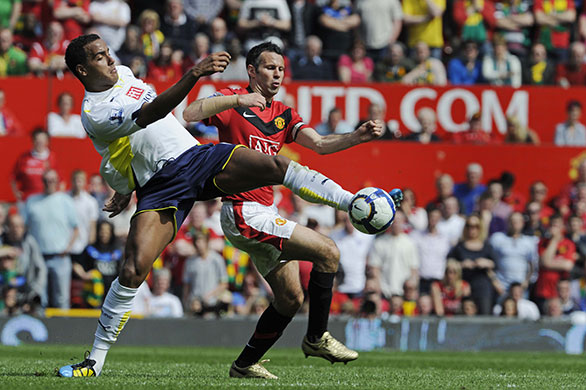 United v Spurs: Huddlestone beats Giggs to the ball