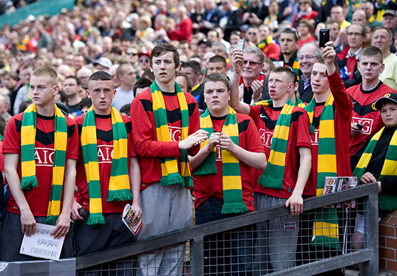 United v Spurs: Tense United fans as kick-off approaches