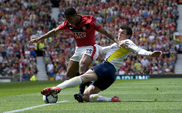 United v Spurs: Bale tackles Valencia