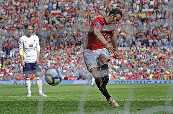 United v Spurs: Giggs scores from the penalty spot again to make it 3-1