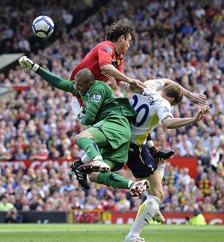 United v Spurs: Gomes clears in front of Berbatov and Dawson