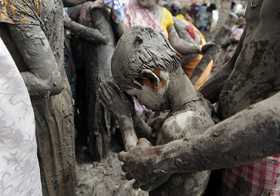 24 hours in pictures: Hindu pilgrims in Nakali, India  
