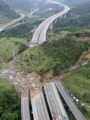 24 hours in pictures: A landslide in north Taiwan