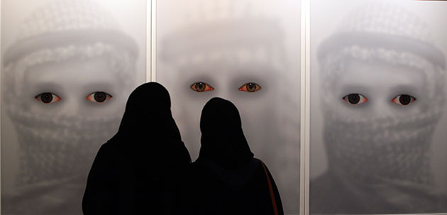 24 hours in pictures: Dubai, United Arab Emirates: Women look at 