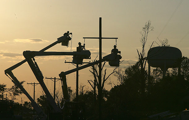 24 hours in pictures: Yazoo City, US: Electrical crews work late into the evening