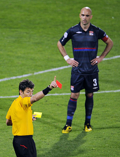 Lyon v Bayern Munich: Cris sent off