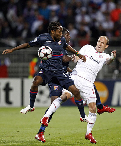 Lyon v Bayern Munich: Robben of Bayern Munich challenges Lyon's Makoun 
