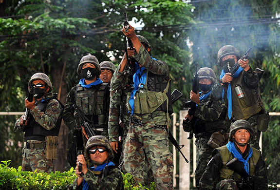 Thailand protests: Thai soldiers shoot into the air during a clash with Red Shirts