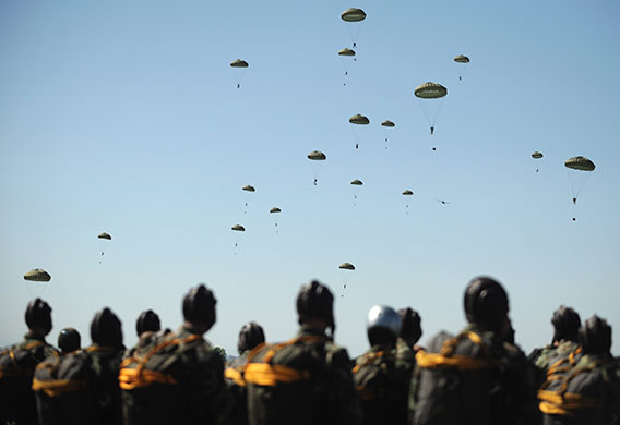 24 hours in pictures: Plovdiv, Bulgaria: Soldiers watch paratroopers