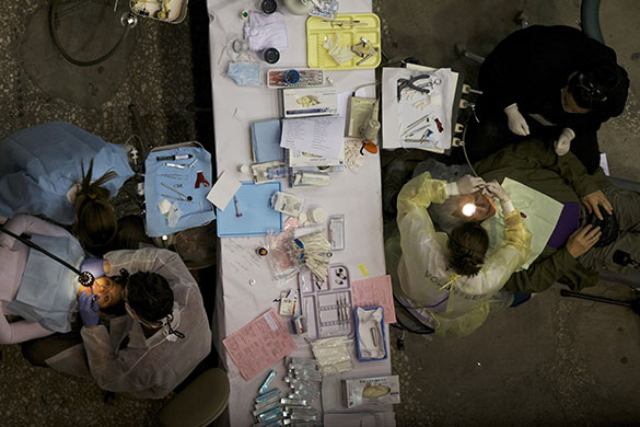 24 hours in pictures: Los Angeles, US: People without medical insurance get free dental services