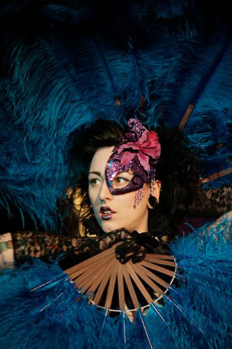 London Burlesque Week: Lexi Sexx spreads her fans before walking on glass