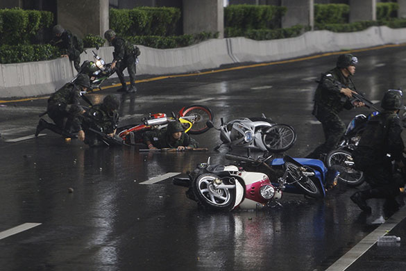 Thailand protests: Soldiers scramble for cover in Bangkok