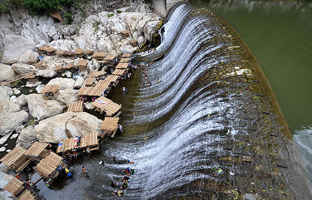 24 Hours in Pictures: Residents bathe in the overflow of the Wawa dam