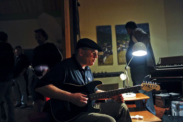 Treme : David Simon plays the guitar on the set 'Treme'