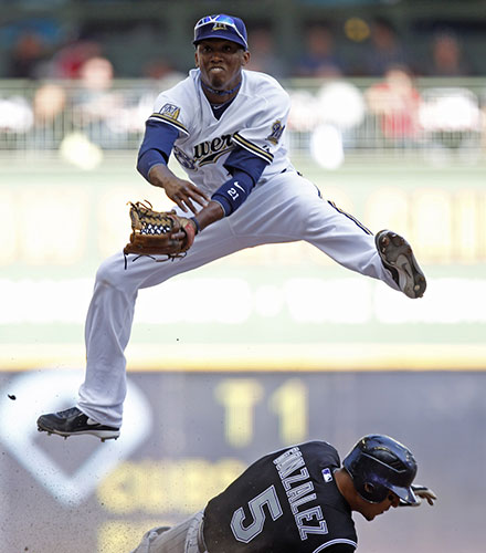 24sport: Milwaukee Brewers' Escobar leaps over Colorado Rockies' Gonzalez