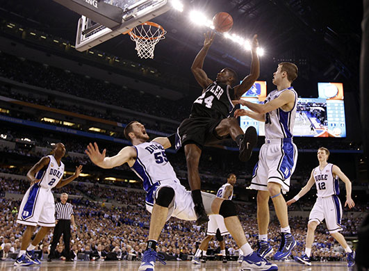 24sport: Butler's Jukes knocks down Duke's Zoubek as he goes past Duke's Scheyer