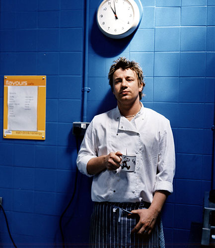 Celeb style: Jamie: Jamie Oliver holding mug of tea