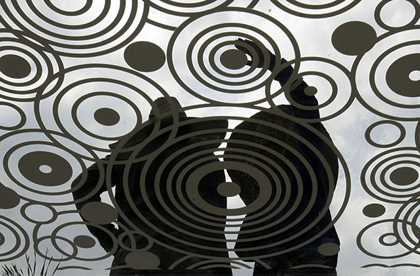 24 hours in pictures: Manila, Philippines: Two workers chat