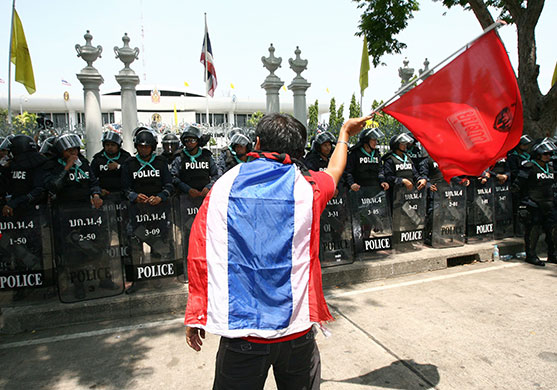 Thailand protests: Thai red-shirt protesters march on parliament in Bangkok