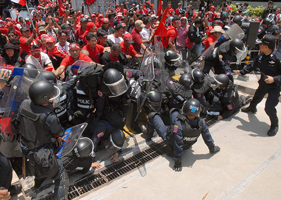 Thailand protests: Thai red-shirt protesters march on parliament in Bangkok