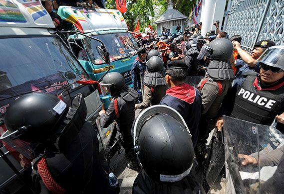 Thailand protests: Red Shirt supporters in vans clash with riot-policemen outside parliament