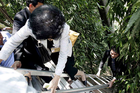 Thailand protests: Thailand's Member of Parliament Varong Dejkijvikrom flees parliament