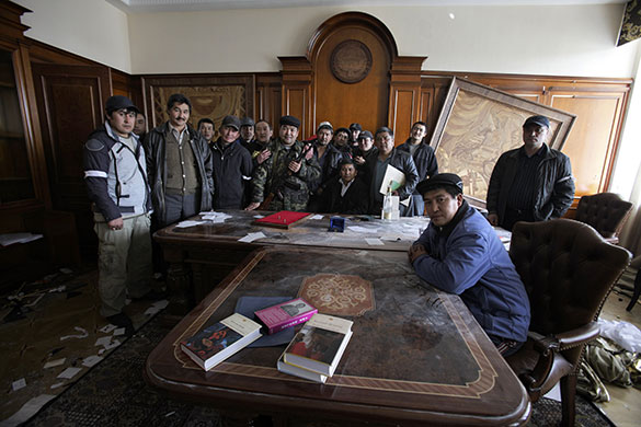 Kyrgyzstan: Protesters in President Kurmanbek Bakiyev's cabinet room