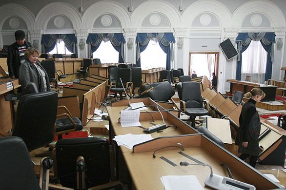 Kyrgyzstan: The vandalised parliament hall in Bishkek 