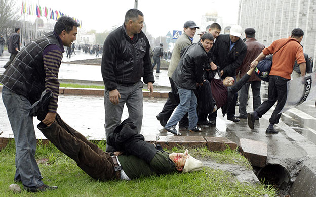 Kyrgyzstan: Kyrgyz opposition take away the bodies of men killed