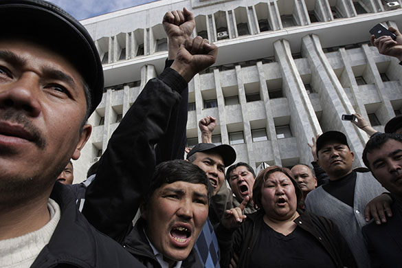 24hours: Protesters gather in front of Kyrgyz government headquarters